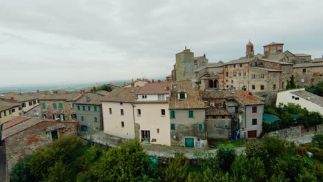 Sobrevolar-La-Ciudad-Medieval-Amurallada-De-Lucignano,-Provincia-De-Arezzo,-Toscana-Italia