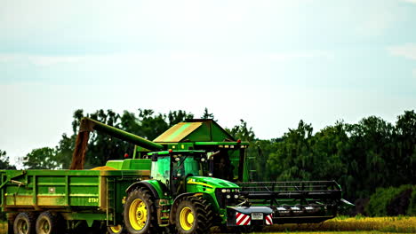 Mähdrescher-Traktor-Mit-Anhänger-Beim-Ernten-Von-Feldfrüchten-Auf-Landwirtschaftlichen-Flächen