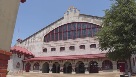 Ein-Schwenk-Nach-Rechts-Zeigt-Das-Cowtown-Coliseum-In-Fort-Worth,-Texas