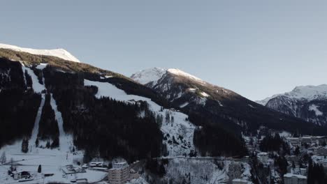 Vista-Panorámica-De-Drones-Del-Hotel-De-Montaña-Austriaco-En-Un-Paisaje-Nevado-En-Salzburgo-Austria
