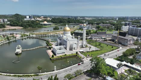 Wunderschöne-Drohnenansicht-Der-Sultan-Omar-Ali-Saifudding-Moschee,-Bandar-Seri-Begawan,-Brunei,-Südostasien
