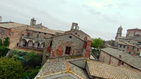 Drone-Fly-Over-The-Italian-Village-Of-Lucignano,-Arezzo-In-Tuscany,-Italy
