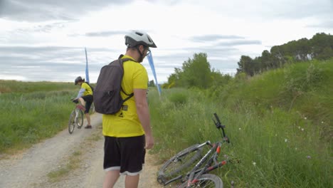 Zeitlupenaufnahme-Eines-Radfahrers,-Der-Sein-Fahrrad-An-Der-Startlinie-Des-Narbonne-Behindertenrennens-Abholt