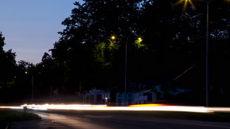 Wunderschöner-Zeitraffer-Von-Schnell-Fahrendem-Verkehr-Mit-Eingeschalteten-Scheinwerfern-Bei-Sonnenuntergang