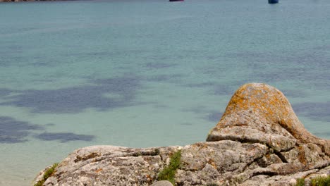 Turquoise-sea-with-eroded-rock-in-foreground-on-St-Agnes-and-Gugh-at-the-Isles-of-Scilly