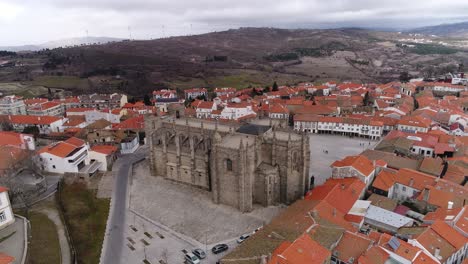 Catedral-Y-Ciudad-De-Guarda-En-Portugal-Vista-Aérea