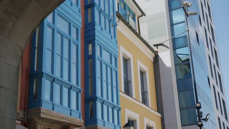 Typische-Farbige-Häuser-In-Gijon,-Asturien-–-Slider-Aufnahme