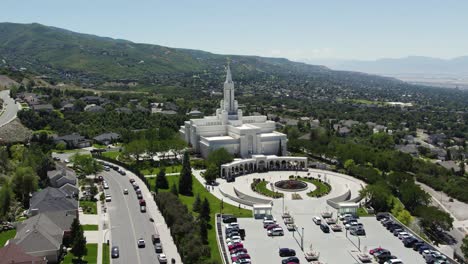 Großzügiger-LDS-Mormonentempel-In-Den-Wunderschönen-Bergen-Von-Utah,-Luftaufnahme