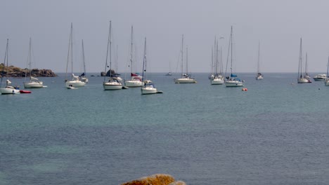 Mid-shot-of-the-natural-harbour-on-St-Agnes-and-Gugh-at-the-Isles-of-Scilly