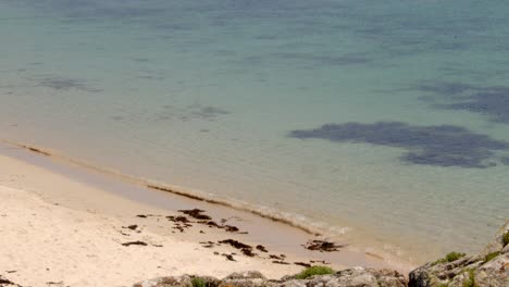 Blick-Hinunter-Auf-Den-Strand-Mit-Dem-Meer,-Das-Auf-Den-Sand-Von-St.-Agnes-Und-Gugh-Auf-Den-Scilly-Inseln-Plätschert
