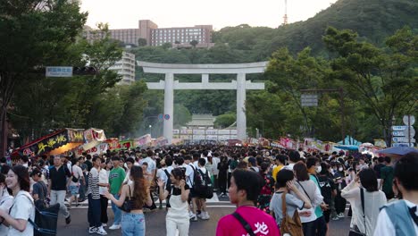 Multitudes-En-El-Festival-De-Verano-De-Rokugatsudou-Frente-Al-Santuario-Terukuni,-Kagoshima.