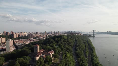 Fort-Tryon-Park,-Die-Kreuzgänge,-Hudson-River,-New-York-City,-4k-60fps-Luftaufnahme