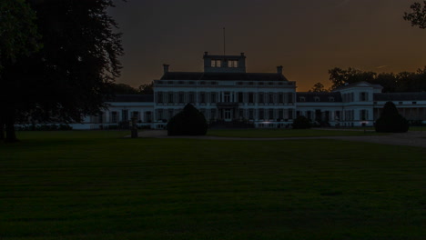 Stunning-time-lapse-of-Soestdijk-Palace-while-the-sun-rises