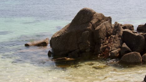 Una-Serie-De-Rocas-Erosionadas-Y-El-Mar-Chapoteando-En-La-Playa-De-Santa-Inés-En-Las-Islas-Sorlingas-1-De-6