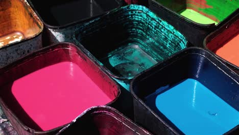 Tinte-De-Tela-Tradicional-En-Una-Variedad-De-Colores-En-Recipientes-De-Plástico-Listos-Para-Usar