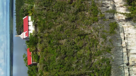 Luftaufnahme-Einer-Kapelle-Auf-Einem-Hügel-In-Lifou,-Neukaledonien---Kreisen,-Drohnenaufnahme