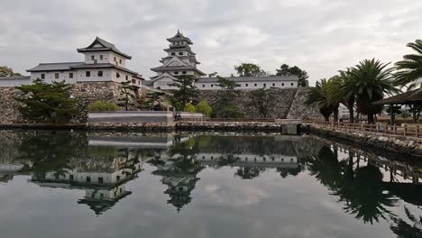 Blick-über-Das-Reflectiong-Imabari-Schloss