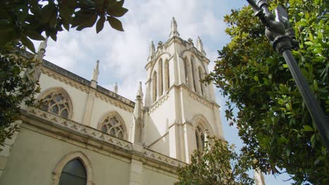Seitenansicht-Des-Glockenturms-Der-Kirche-San-Lorenzo-In-Gijon,-Spanien-–-Zeitlupe,-Handheld