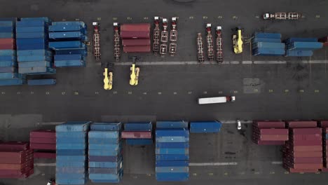 Befriedigende-Geometrische-Überkopfhöhe-Eines-Transportwagens,-Der-Zwischen-Intermodalen-Containern-In-Einer-Industrieschifffahrtshalle-Fährt