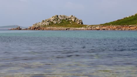 Weitwinkelaufnahme-Der-Felsformation-Auf-Der-Insel-Gugh,-Aufgenommen-Von-Der-Sandbank-Auf-St.-Agnes-Auf-Den-Scilly-Inseln