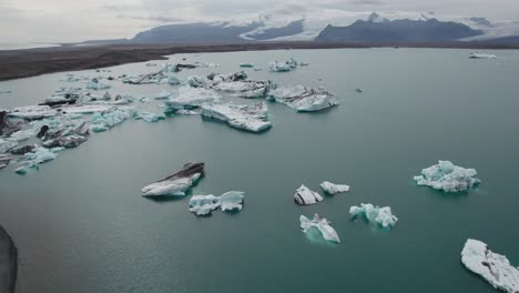 Toma-De-Drone-Del-Lago-Glaciar-Yokulsarlon-En-Islandia-10