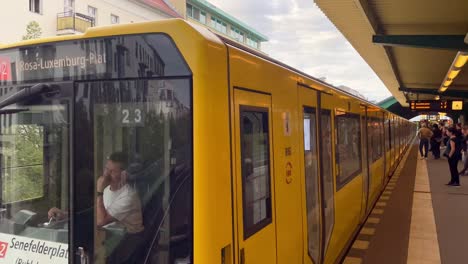 Metro-De-Berlín-En-Color-Amarillo-Entrando-Fuera-De-La-Estación-De-Tren-En-Verano