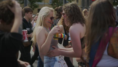 Lesbisches-Paar-Tanzt-Und-Neckt-Während-Der-Antwerpener-Pride-Parade-2023-In-Belgien
