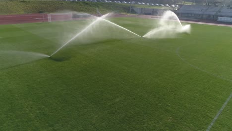 Fußball--Oder-Fußballfeldbewässerungssystem-Mit-Automatischer-Rasenbewässerung