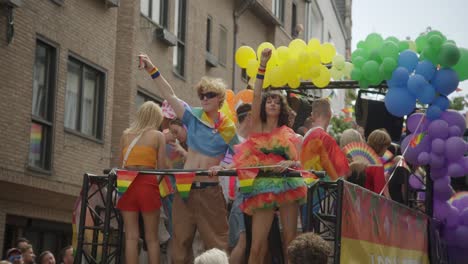 Vorbeifahrender-Lastwagen-Mit-Vielen-Tanzenden-Menschen-Und-Regenbogenfahnen-Während-Der-Antwerpener-Pride-Parade-2023-In-Belgien
