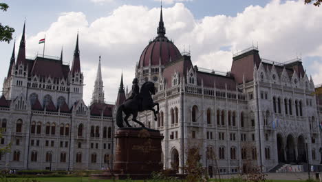 Vorderansicht-Des-Ungarischen-Parlamentsgebäudes-Mit-Pferdestatue-Im-Vordergrund