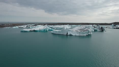 Toma-De-Drone-Del-Lago-Glaciar-Yokulsarlon-En-Islandia-3