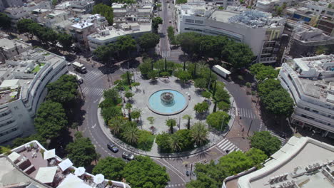 Circling-around-Dizengoff-Square,-Tel-Aviv-at-noon-on-a-very-hot-summer-day-without-many-people-and-activity,-people-prefer-to-be-in-an-air-conditioned-environment