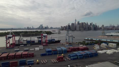 Industriefracht-Wird-Im-Hafen-Von-New-York,-Brooklyn-Navy-Yard,-4k,-Verladen