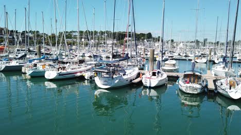 panoramic-view-from-left-to-right-of-the-port-of-La-Trinité-sur-mer-in-Brittany,-France