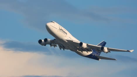 Lufthansa-Boeing-747-8-Escalando-El-Cielo-Azul-Después-De-Partir-Desde-El-Aeropuerto-Internacional-De-Toronto