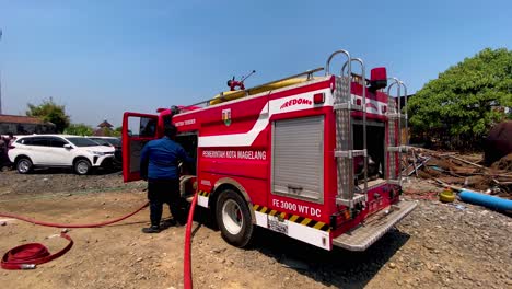 Zeitlupenaufnahme-Eines-Feuerwehrmanns-Mit-Indonesischem-Feuerwehrauto-Während-Eines-Löscheinsatzes-Im-Sonnenlicht