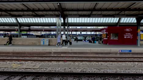 Blick-über-Die-Bahngleise-Auf-Die-Bahnsteige-Des-Bahnhofs-Genf-Cornavin