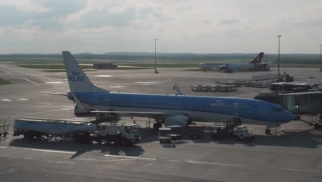 Aviones-Boeing-KLM-Estacionados-En-El-Aeropuerto-Vaclav-Havel-De-Praga,-República-Checa