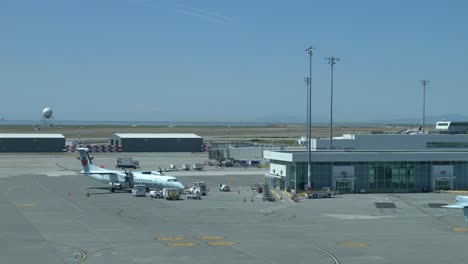 Air-Canada-Express-Dash-8-En-La-Puerta-Remota-Del-Aeropuerto-De-Vancouver-Estática