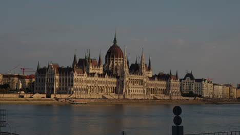 Ungarisches-Parlamentsgebäude-Auf-Der-Anderen-Seite-Der-Donau-Während-Der-Goldenen-Stunde