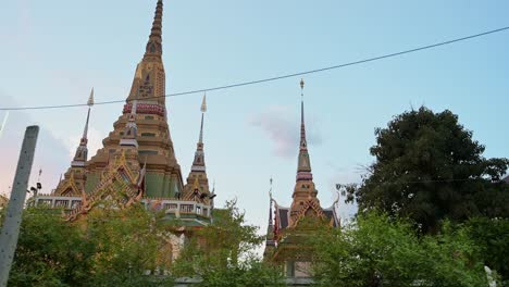 Blick-Auf-Den-Berühmten-Buddhistischen-Tempel-Wat-Amphawa-Chetiyaram-An-Der-Seite-Des-Kanals-Auf-Dem-Schwimmenden-Markt-Von-Amphawa-In-Samut-Songkhram,-Thailand,-Während-Einer-Holprigen-Bootsfahrt