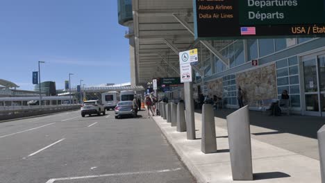 Sicherheitspoller-Nächste-Abgabezone-Des-Transportwagens-Am-Flughafen-Vancouver