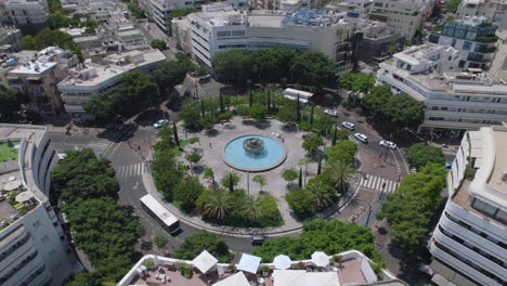 Plaza-Dizengoff,-Tel-Aviv-Al-Mediodía-En-Un-Día-Muy-Caluroso-De-Verano-Sin-Mucha-Gente-Ni-Actividad,-La-Gente-Prefiere-Estar-En-Un-Lugar-Con-Aire-Acondicionado.