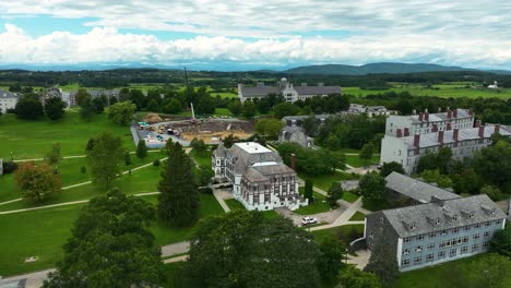 Levantándose-Para-Revelar-El-Campus-De-Middlebury-En-Vermont.