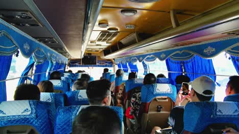 Los-Pasajeros-De-Un-Autobús-En-Camboya-Viajando-A-Sihanoukville.