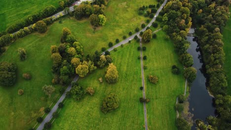 Drohnenaufnahmen-Eines-üppig-Grünen-Anwesens-In-Irland-Mit-Bäumen-Und-Einem-Fluss