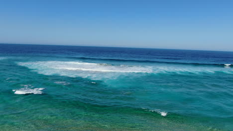 Cofete-Beach,-Fuerteventura:-Luftaufnahme-Der-Küste-Des-Tollen-Strandes-Und-Der-Brechenden-Wellen