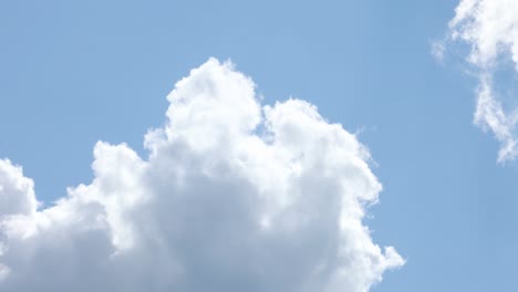 Wolkenzeitraffer-Mit-Blauem-Himmel-Im-Hintergrund