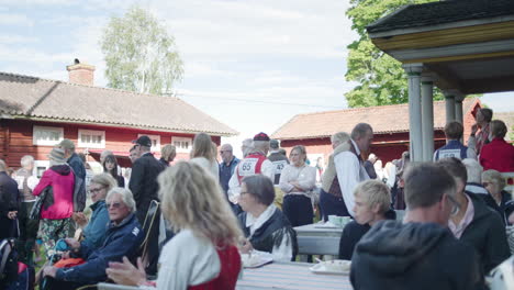Menschenmenge-In-Traditioneller-Schwedischer-Kleidung,-Die-Sich-Unterhält