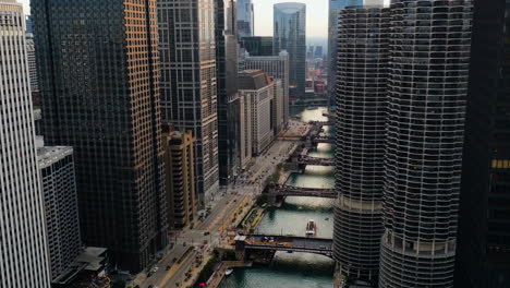 Hyperlapse-drone-shot-overlooking-traffic-on-the-river,-in-downtown-Chicago,-USA